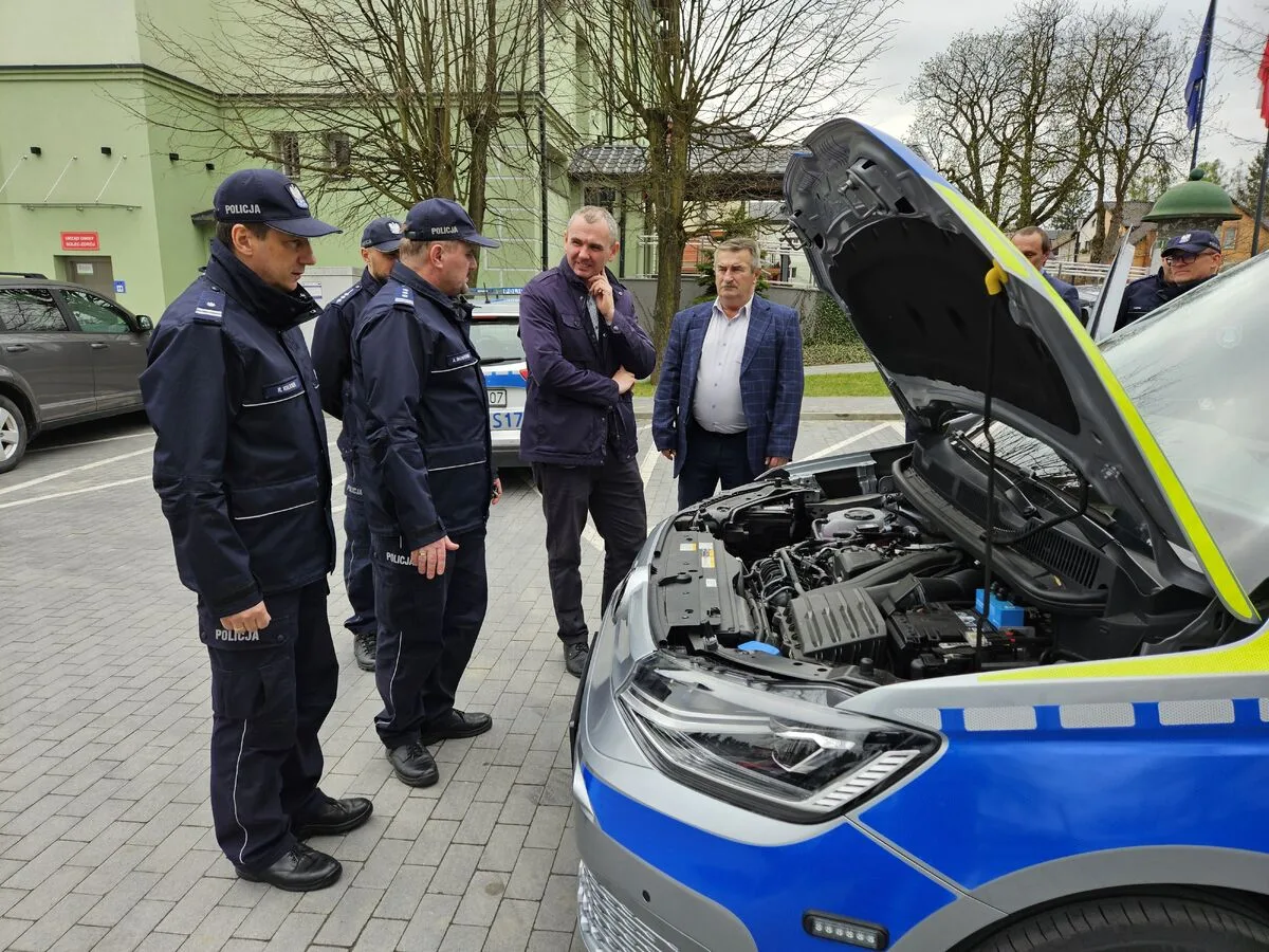 Soleccy policjanci z nowym radiowozem