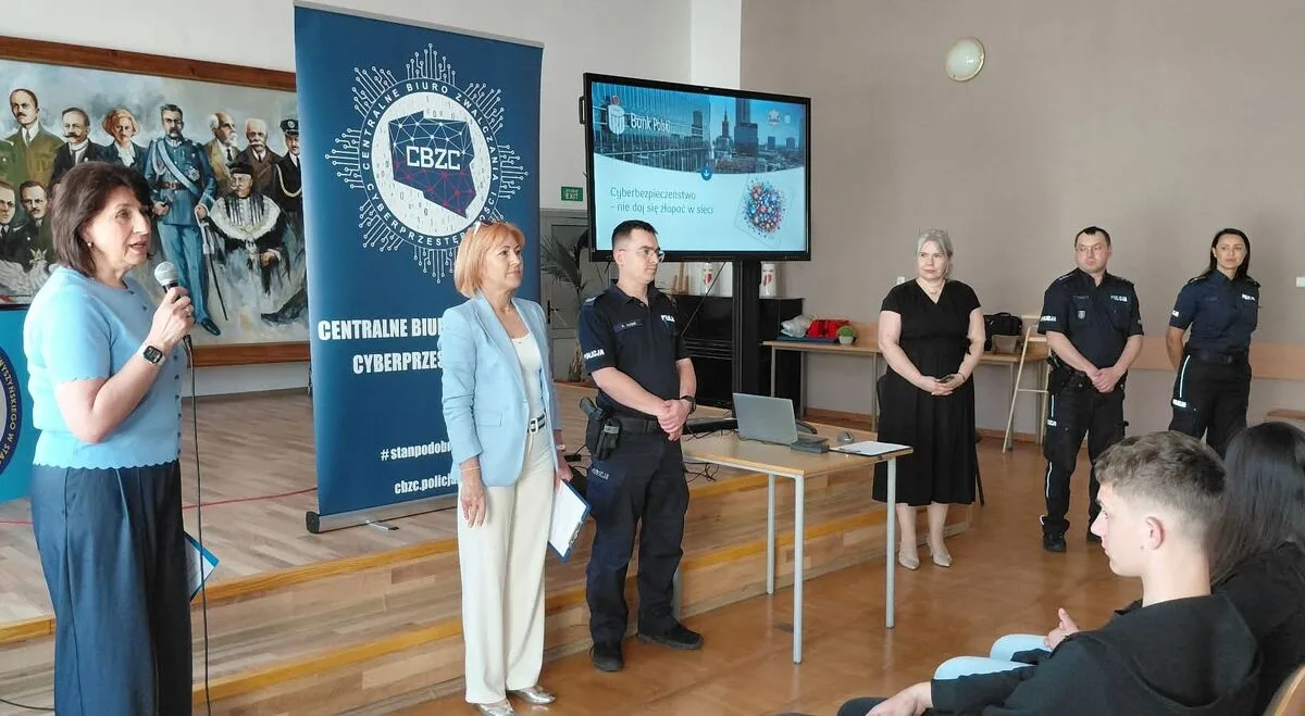 Spotkania o cyberbezpieczeństwie dla seniorów i młodzieży w Staszowie