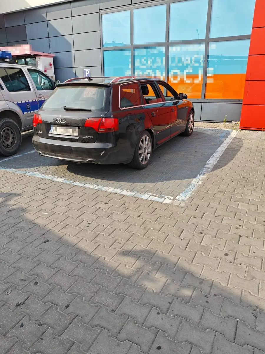 Prawidłowa reakcja świadka w niebezpiecznej sytuacji z dzieckiem w zamkniętym samochodzie