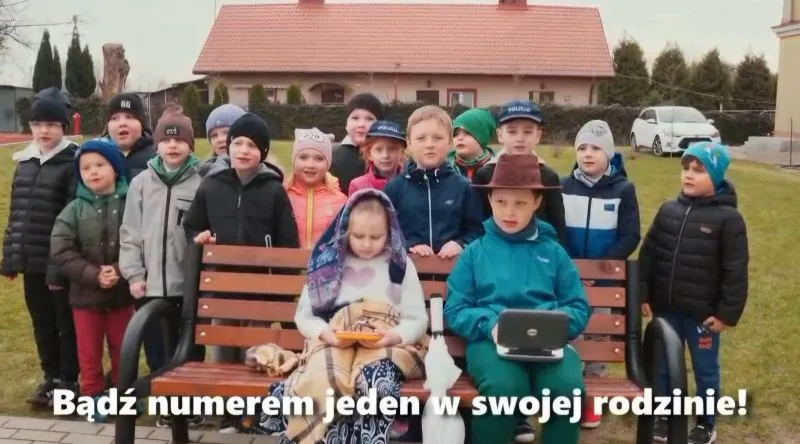 Uczniowie pierwszej klasy edukują seniorów w walce z oszustami