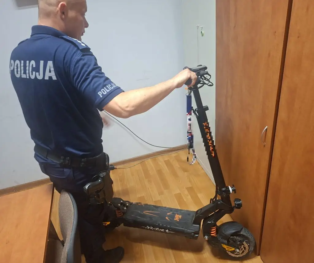Kontrola policyjna po brawurowej jeździe hulajnogą elektryczną