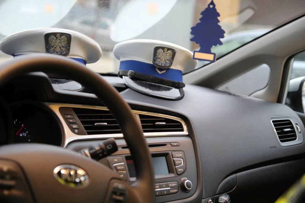 Zatrzymanie 27-latka z trzema zakazami prowadzenia pojazdów przez policję w Opatowie