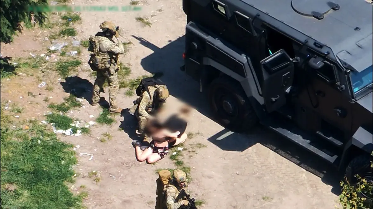 Policja z Jędrzejowa rozbiła narkotykowy proceder. Zabezpieczono narkotyki, broń oraz skradziony samochód