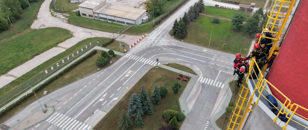 Ćwiczenia ratownicze na wysokości w cementowni Dyckerhoff