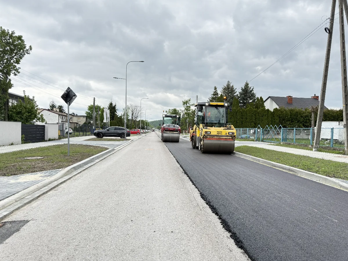 Prace modernizacyjne na Al. Górników Staszicowskich w Białogonie