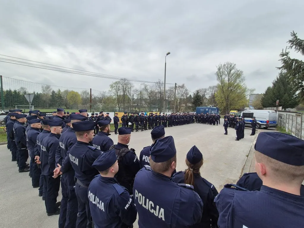 Policjanci z Jędrzejowa przeprowadzili ćwiczenia na stadionie