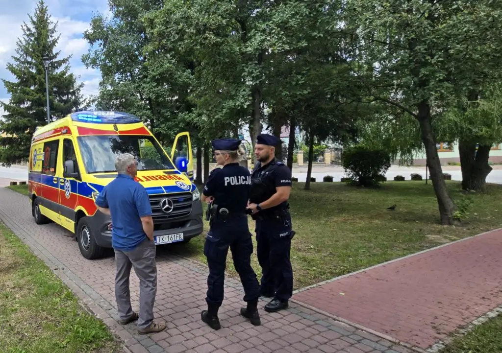 Policjanci z Małogoszcza udzielili pomocy 59-latce