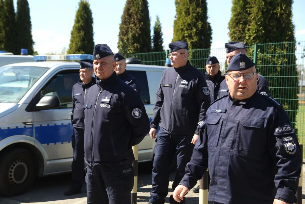 Policjanci z Kielc przeprowadzili ćwiczenia na stadionie w Połańcu