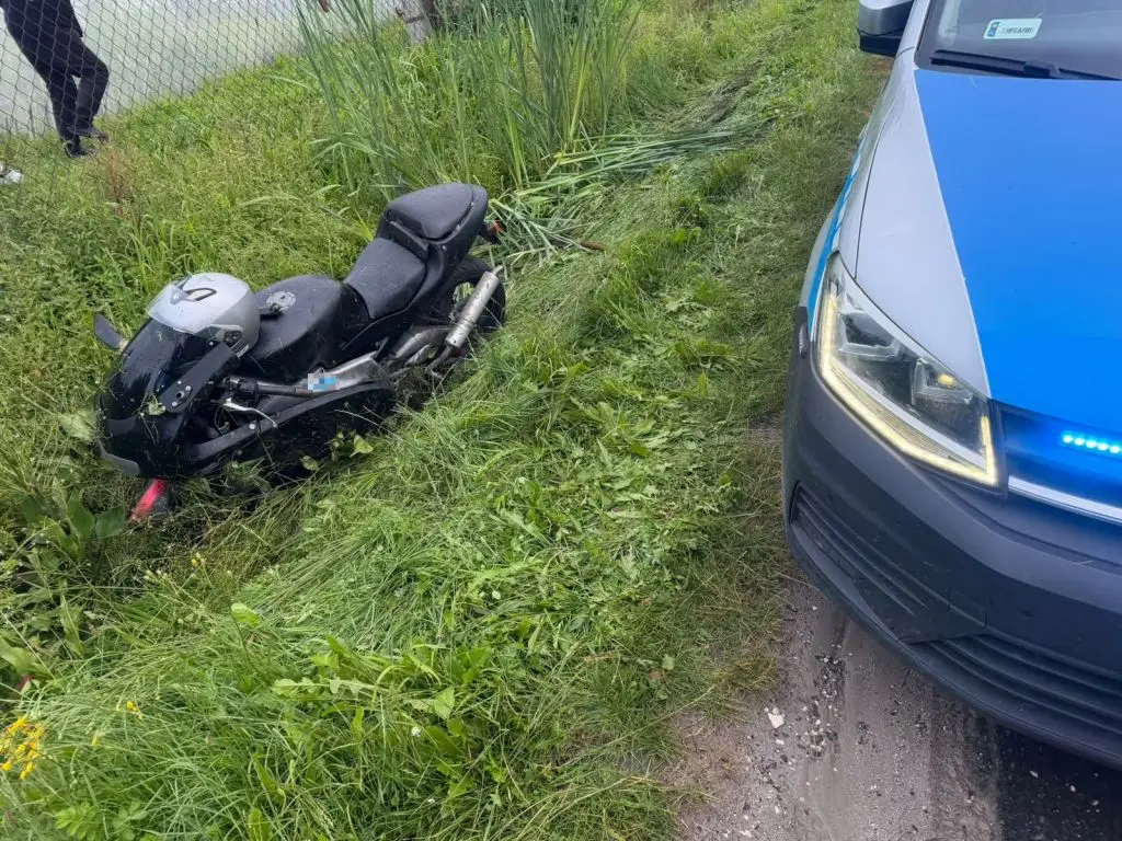 Motocyklista z nietrzeźwością zakończył ucieczkę w rowie