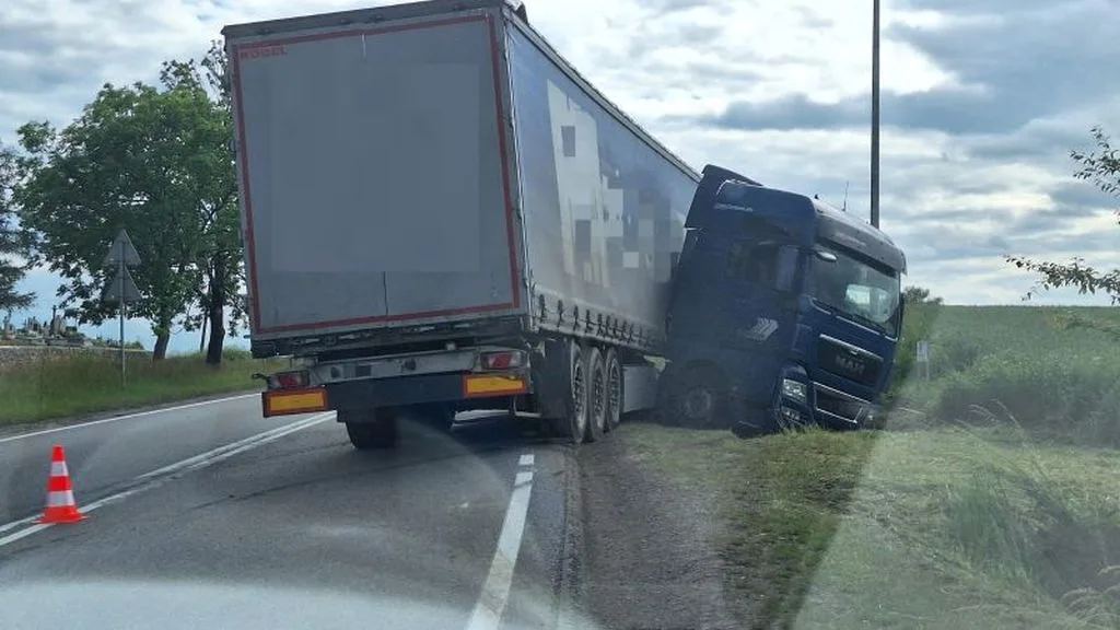 Nietrzeźwy kierowca ciężarówki w rowie