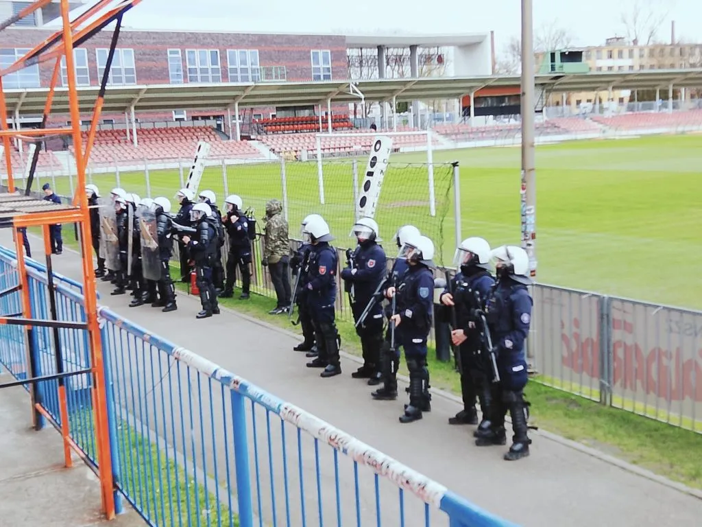 Policjanci ze Świętokrzyskiego odbyli ćwiczenia na stadionie w Ostrowcu