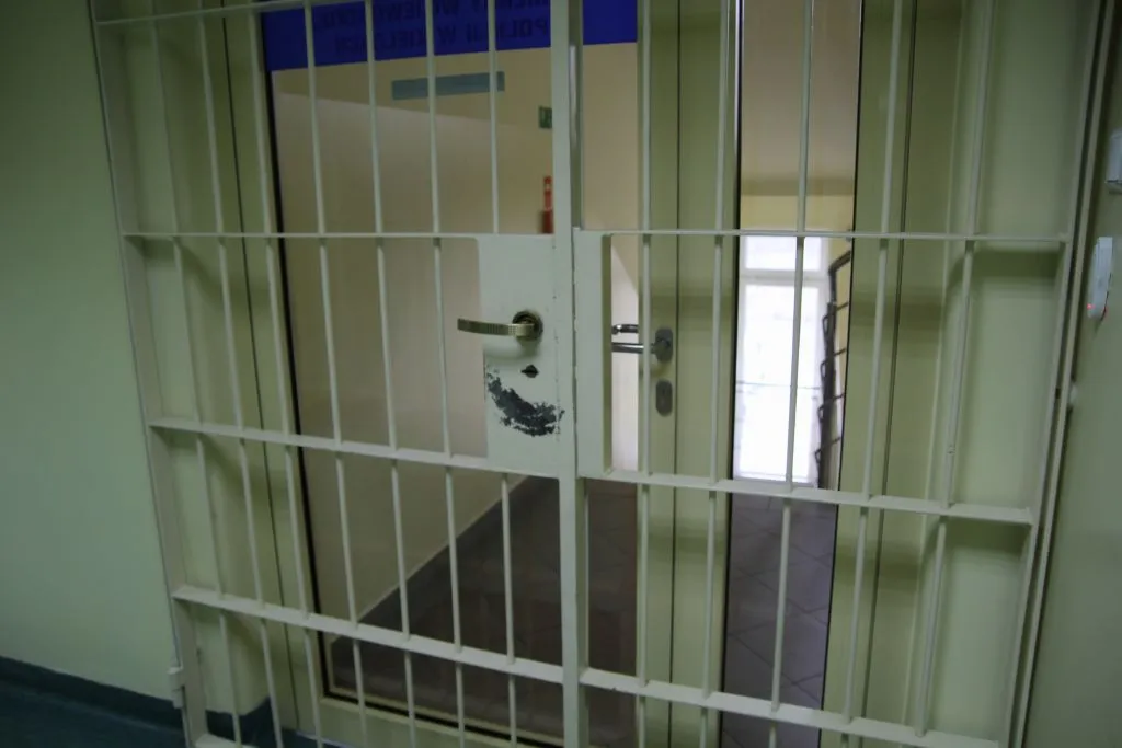 Mężczyzna zatrzymany przez policję i skazany na 26 miesięcy więzienia