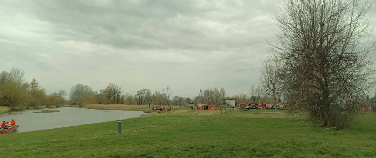 Ćwiczenia strażaków nad Nidą