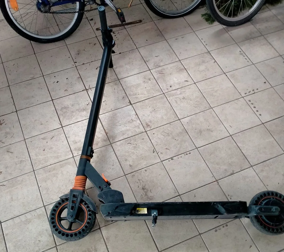 Znalezienie hulajnogi podczas wizyty patrole policji