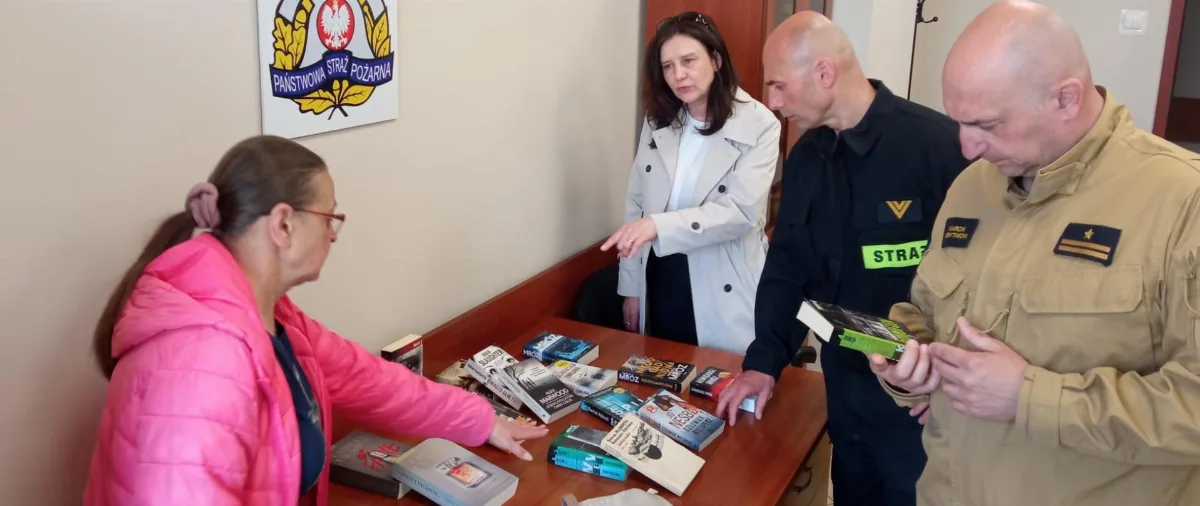 Kieleccy strażacy otrzymali książki od Miejskiej Biblioteki Publicznej