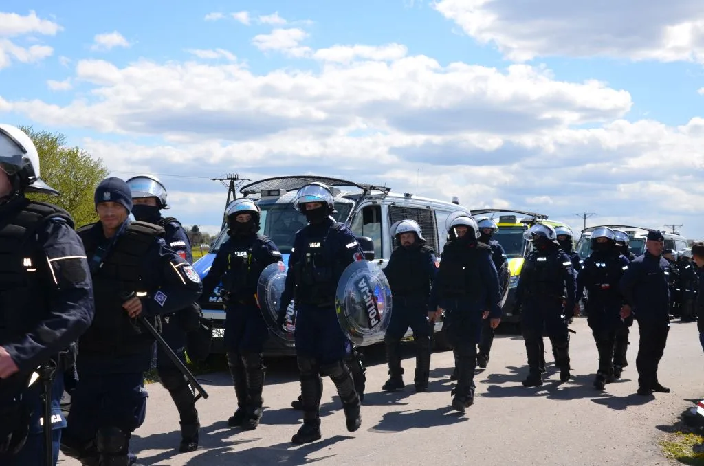Ćwiczenia policjantów na stadionie w Kazimierzy Wielkiej