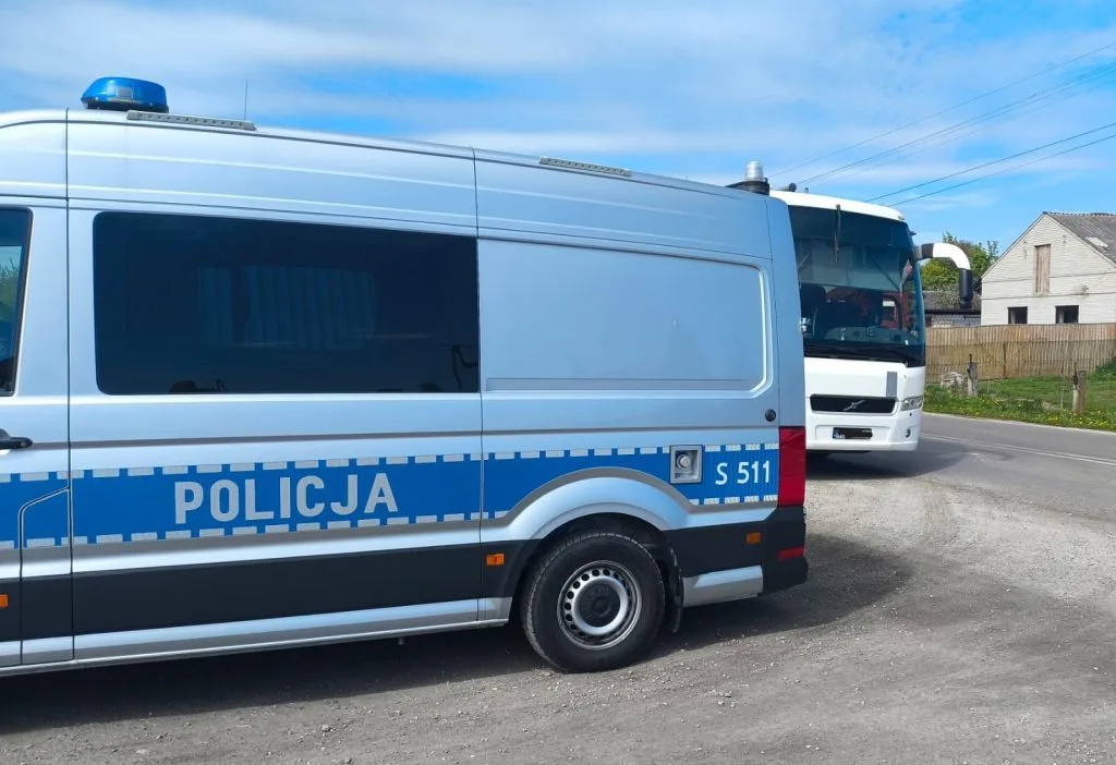 Kierowca autobusu narusza przepisy ruchu drogowego