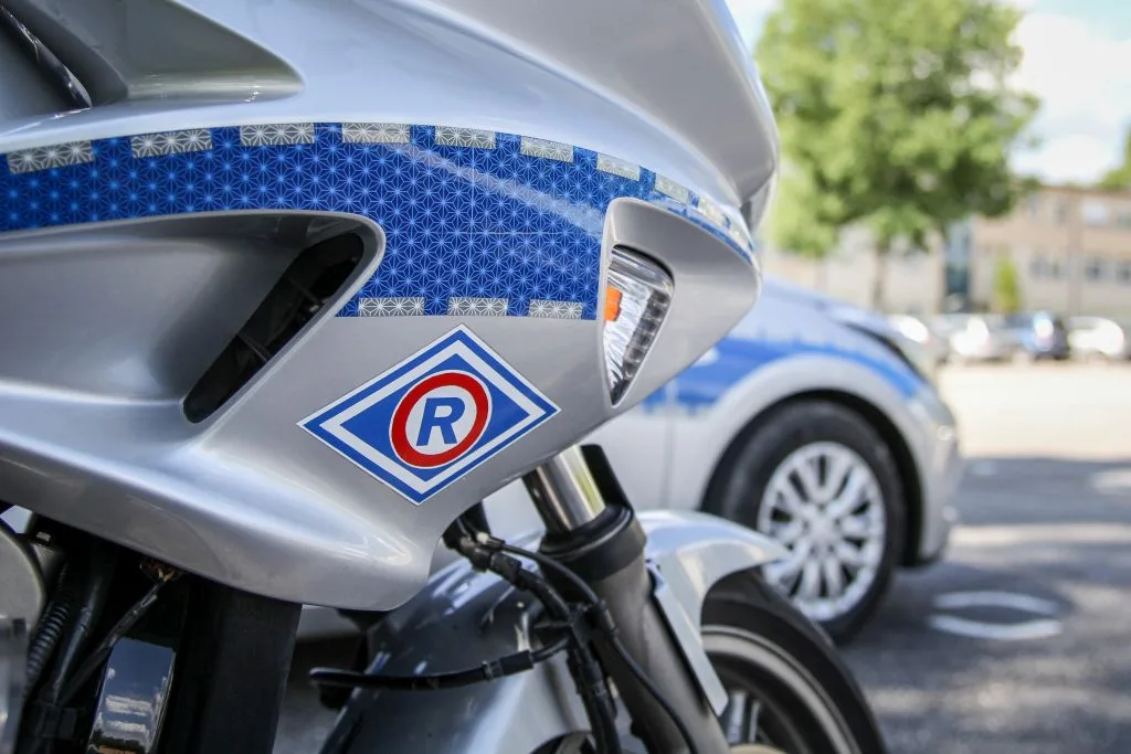 Niebezpieczny manewr motocyklisty zakończony poważnymi konsekwencjami