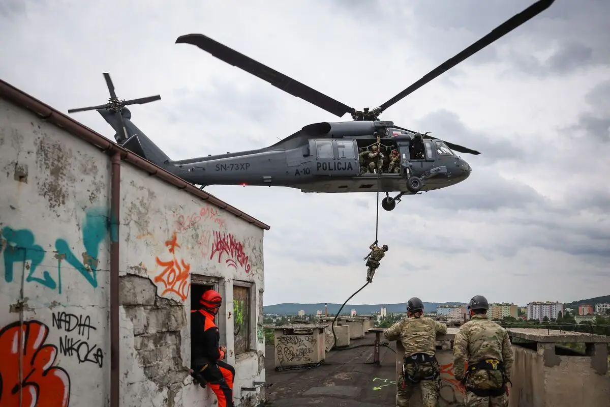 Szkolenie kontrterrorystów w Kielcach z wykorzystaniem śmigłowca Black Hawk