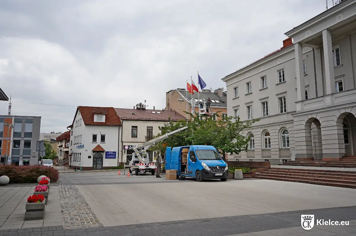 Nowoczesne oświetlenie na Placu Konstytucji zwiększa bezpieczeństwo