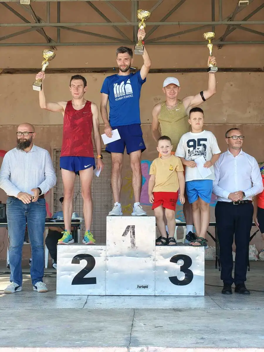Aspirant Michał Kołomański na podium XXVII Międzynarodowego Biegu w Brodach