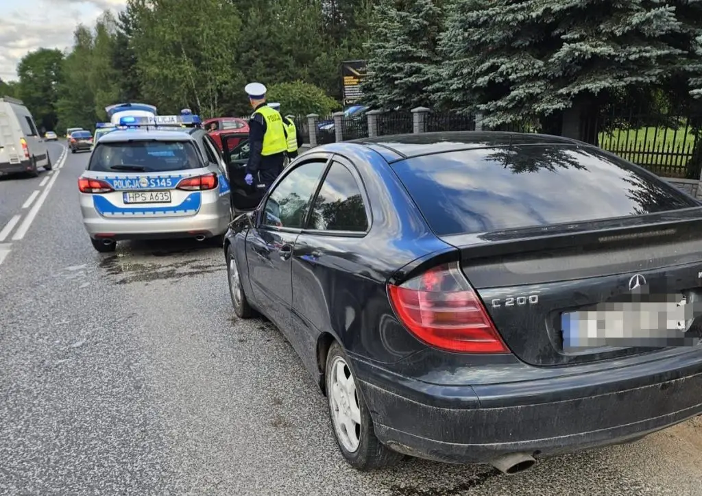Kierowca z zakazem prowadzenia pojazdów uciekał przed policją