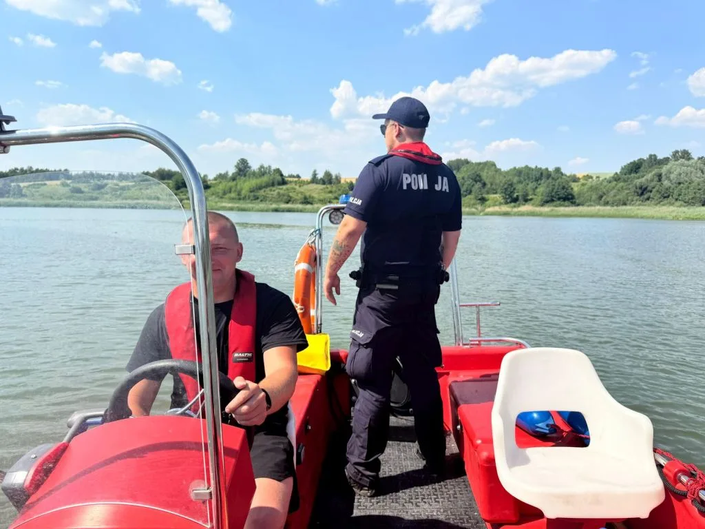 Wspólny patrol policji i straży pożarnej odholował uszkodzoną łódź