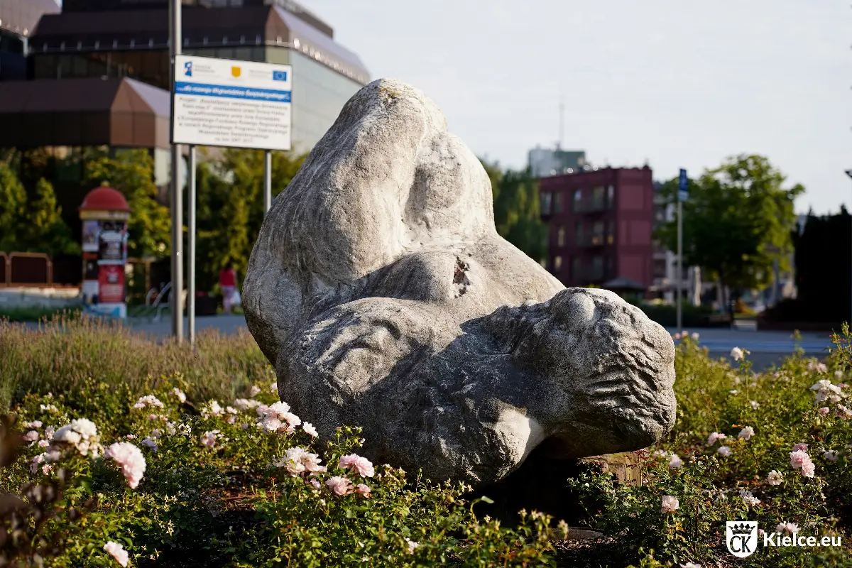 Renowacja ośmiu rzeźb plenerowych z lat 70. w Kielcach