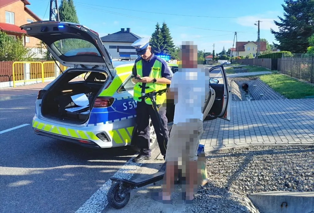 Mężczyzna na hulajnodze z blisko 2 promilami i ciężkim ładunkiem