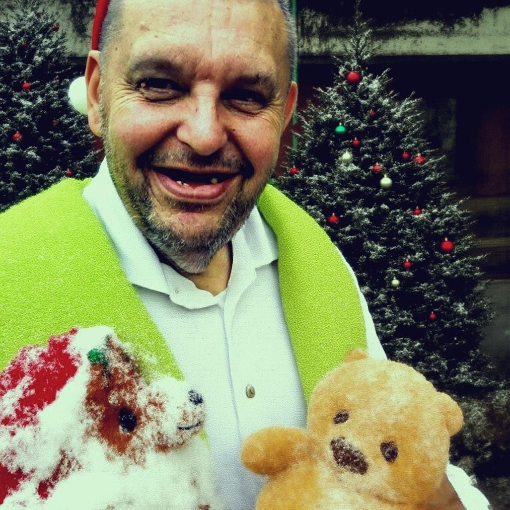 Krzysztof Kononowicz przed swoim domem przy ulicy Szkolnej 17 w Białymstoku, symbolu jego internetowej działalności.