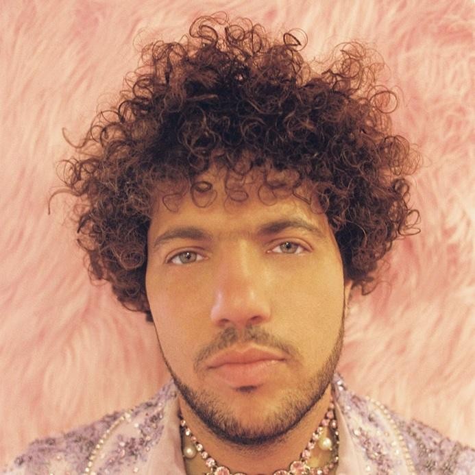 Benny Blanco w studiu nagraniowym, skupiony na pracy przy stole mikserskim.