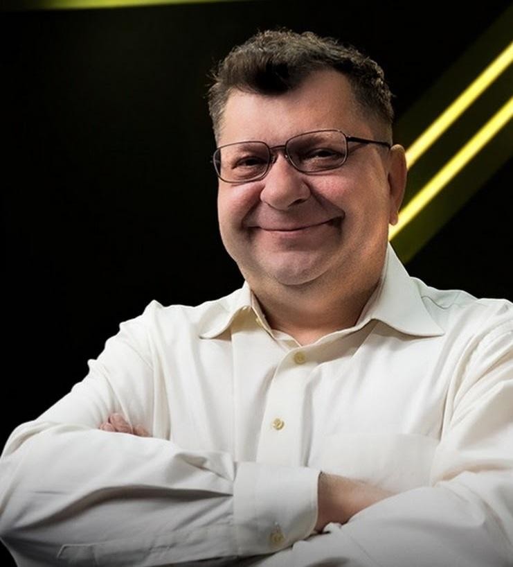 Zbigniew Stonoga podczas wystąpienia publicznego, z ekspresją odzwierciedlającą jego bezkompromisowe i odważne wypowiedzi.