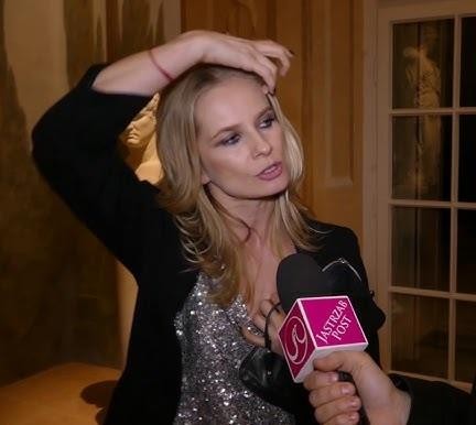 Magdalena Cielecka w naturalnej, dynamicznej pozie, ukazującej jej charyzmę i otwartość, być może za kulisami lub podczas spotkania.