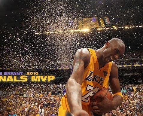 Kobe Bryant z intensywnym spojrzeniem, symbolizującym jego determinację i