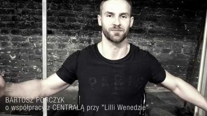 Bartosz Porczyk w dynamicznej scenie teatralnej, ukazującej jego intensywną grę aktorską i obecność sceniczną.