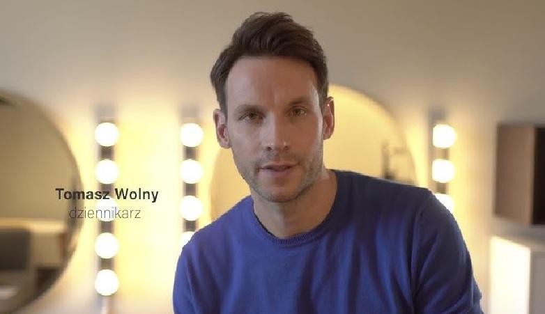 Tomasz Wolny z żoną Agatą Tomaszewską i trojgiem dzieci, uśmiechnięci w domowym, ciepłym otoczeniu.