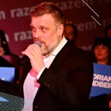 Elementy edukacji i technologii symbolizujące wykształcenie i kwalifikacje.