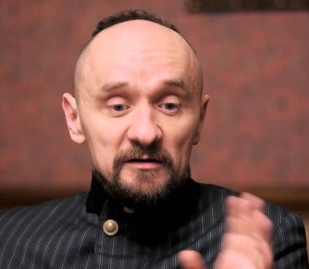 Jan Klata w zamyśleniu, ukazujący jego głębię intelektualną i artystycznego ducha.