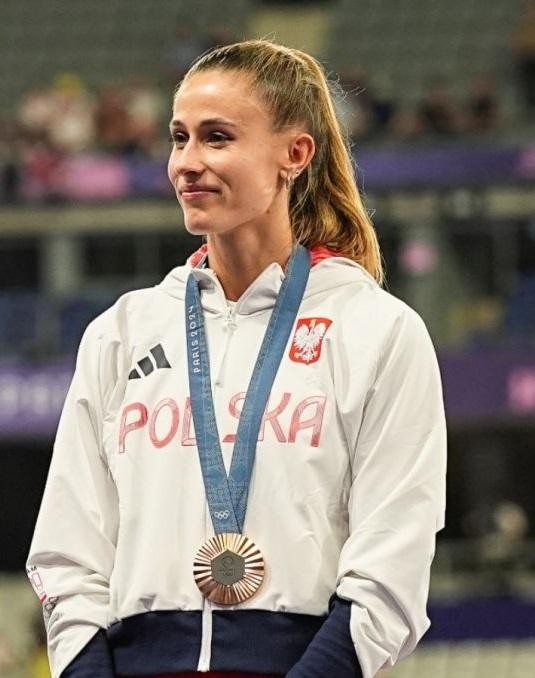 Natalia Bukowiecka podczas biegu na 400 metrów, z widocznym skupieniem i wysiłkiem na twarzy, symbolizująca determinację i intensywność sportowej rywalizacji.
