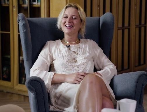 Aleksandra Domańska na planie filmowym, w dynamicznej pozie, oddającej energię i profesjonalizm aktorki.