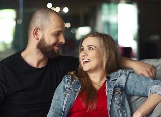 Maciej Pela w czułej interakcji ze swoimi córkami, Emilią i Gabrysią, w domowym otoczeniu.