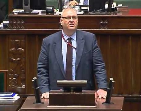 Symboliczne przedstawienie życia prywatnego i rodzinnego Bogdana Święczkowskiego, podkreślające jego dbałość o prywatność.