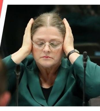 Symboliczne przedstawienie kontrowersyjnych wypowiedzi Krystyny Pawłowicz i ich wpływu na debatę publiczną.