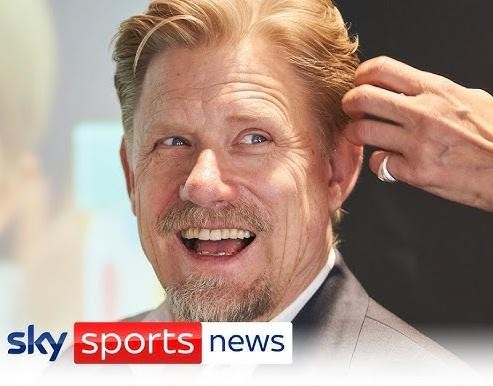 Peter Schmeichel z synem Kasperem Schmeichelem, obaj uśmiechnięci, symbolizujący ciągłość bramkarskiej tradycji w rodzinie.