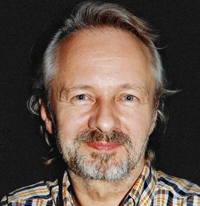 Krzysztof Stroiński z żoną Krystyną Mikulską i dwójką dzieci w swobodnej, rodzinnej atmosferze, ukazujący prywatne życie aktora.