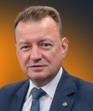 Ekran smartfona z widocznym profilem Mariusza Błaszczaka na Instagramie, przedstawiający jego aktywność polityczną.