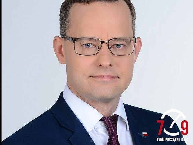 Dokument prawny, symbolizujący ważną decyzję Sejmu lub sądu, z rozmytym tłem sugerującym salę rozpraw lub obrady parlamentarne.