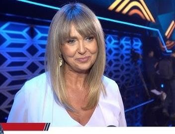 Ewa Wachowicz podczas wspinaczki górskiej, ukazująca jej pasję do sportów ekstremalnych.