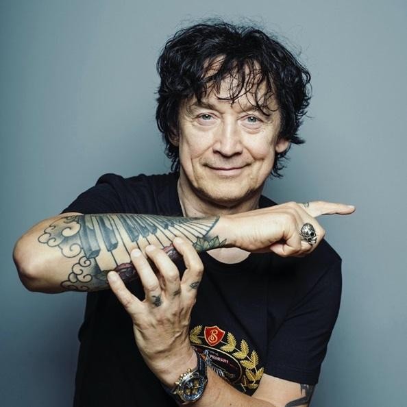 Jan Borysewicz grający na gitarze elektrycznej podczas koncertu Lady Pank, zbliżenie na ręce i gitarę.