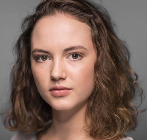 Martyna Byczkowska na planie filmowym, w tle zamazane elementy scenografii.
